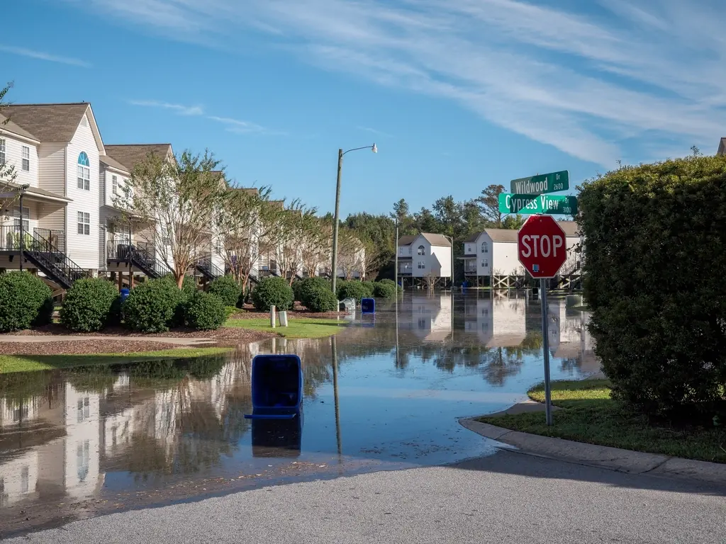 Rue inondée après de fortes pluies
