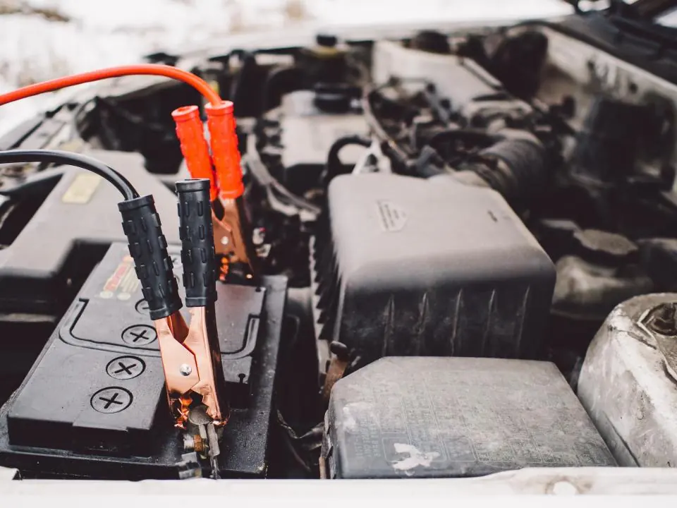 Batterie de voiture avec câbles de démarrage