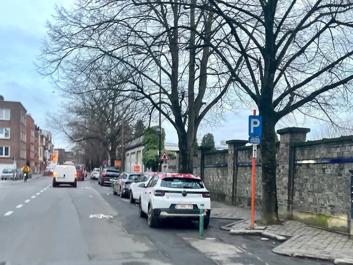 Voitures garées dans une rue en Belgique