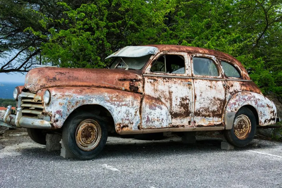 Vieille voiture à vendre en l’état